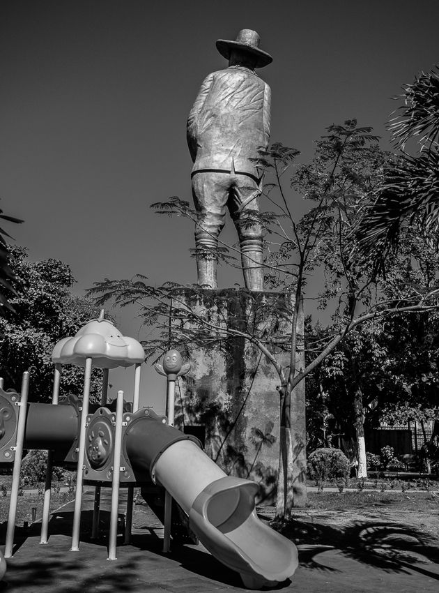 Sandino di spalle